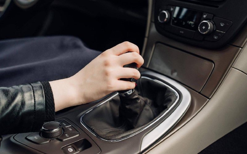 مفهوم خلاص شدن دنده اتوماتیک حین حرکت چیست؟